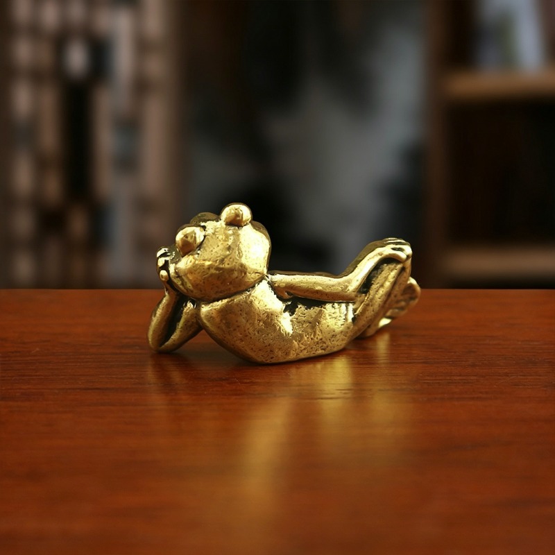 Retro brass sleeping frog stat - đánh giá và giá Desk Setup Retro